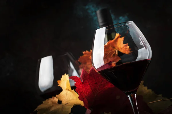 Büyük Şarap Cam Kuru Kırmızı Şarap Yaprakları Ile Sonbahar Natürmort — Stok fotoğraf