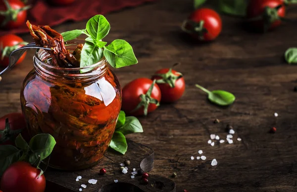 Italienische Sonnengetrocknete Tomaten Olivenöl Mit Grünem Basilikum Und Gewürzen Glasgefäß — Stockfoto