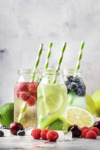 Berry Cytrusowe Napoje Bezalkoholowe Koktajle Szklanych Butelkach Tle Szary Kamień — Zdjęcie stockowe