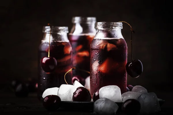 Jus Ceri Minuman Dingin Dengan Dalam Botol Kaca Meja Kayu — Stok Foto