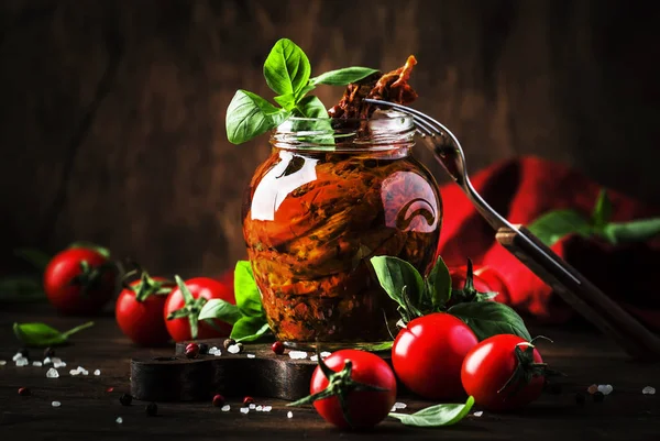 Italienische Sonnengetrocknete Tomaten Olivenöl Mit Grünem Basilikum Und Gewürzen Glasgefäß — Stockfoto