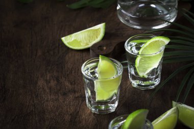 Cachaca - şeker kamışı, limon votka, vintage ahşap arka plan, seçici odak Brezilyalı güçlü alkollü içecek
