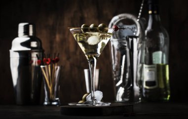 Martini votka kokteyl, kuru vermut, votka ve yeşil zeytin, bar araçları, vintage ahşap sayaç, seçici odak ile