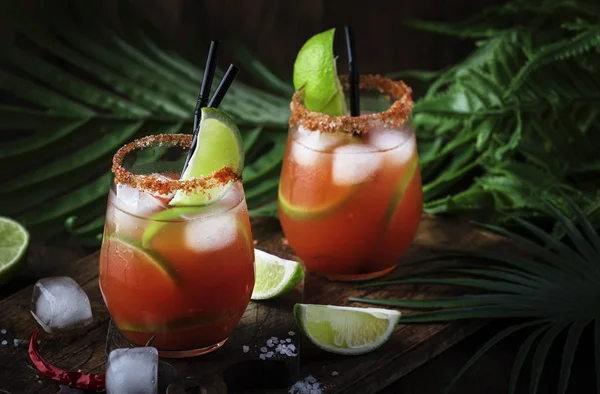 미켈라다 토마토 소스와 향신료 빈티지 선택적 초점과 멕시코 알코올 칵테일 — 스톡 사진