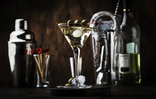 Cocktail Vodka Martini Com Vermute Seco Vodka Azeitonas Verdes Ferramentas — Fotografia de Stock