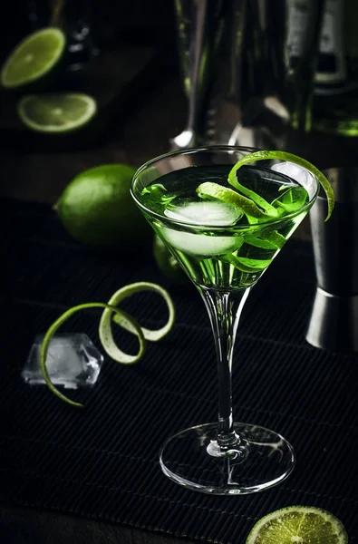 Grüner Alkoholischer Cocktailmönch Mit Trockenem Gin Wermut Likör Limettenschale Und — Stockfoto