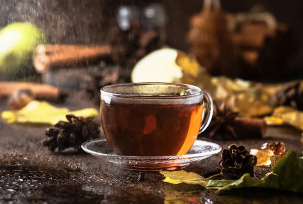 Thé Noir Chaud Automne Dans Une Tasse Verre Vieux Fond — Photo