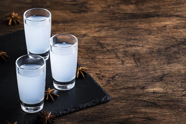 Ouzo Brandy Anice Greco Bevanda Alcolica Forte Tradizionale Bicchieri Sul — Foto Stock