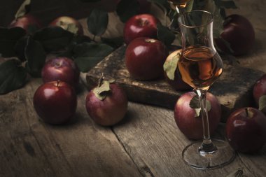 Fransız elma güçlü alkollü içki, Natürmort rustik tarzı, vintage ahşap arka plan, seçici odak