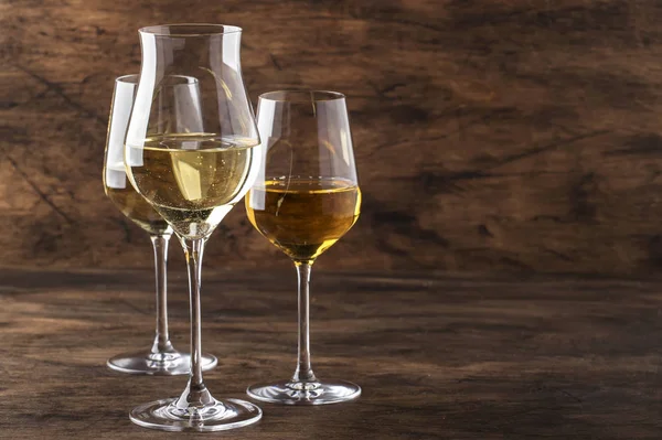 白葡萄酒套装 在复古木桌上的葡萄酒杯中最流行的白葡萄酒品种 以质朴的风格 选择性的焦点 — 图库照片