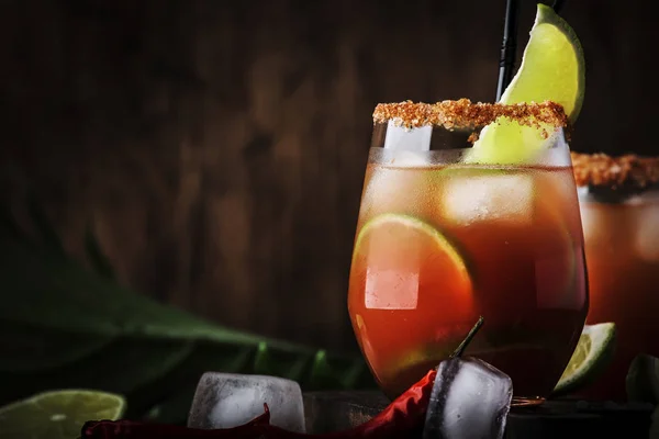 Michelada Mexikanischer Alkoholischer Cocktail Mit Bier Limettensaft Tomatensaft Würziger Sauce — Stockfoto