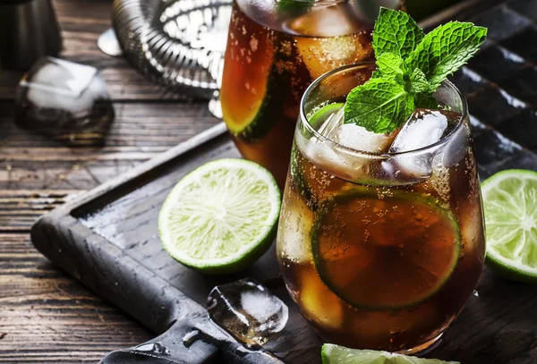 Cóctel Alcohol Cuba Libre Con Ron Dorado Zumo Limón Cola — Foto de Stock