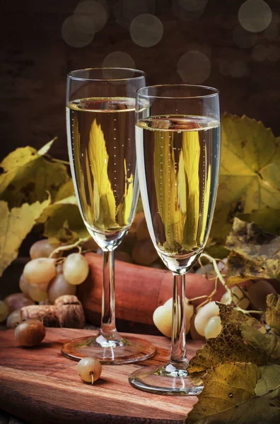Champagne Bicchieri Uva Con Vite Fondo Legno Vintage Focus Selettivo — Foto Stock