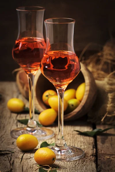 Traditionele Griekse Kumquat Likeur Shot Glas Vintagen Achtergrond Rustieke Stijl — Stockfoto