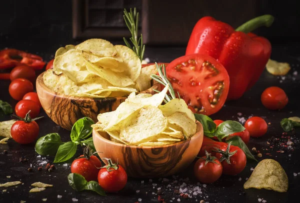 Arany Sós Burgonya Chips Rozmaring Fekete Háttér Zöldségek Fűszerek Bazsalikom — Stock Fotó