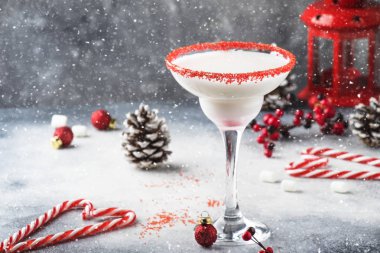 Kar daiquiri, Noel veya Yılbaşı şenlikli ortamda kırmızı dekor ile rom ve krem ile alkollü kokteyl, kopya alanı