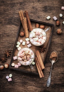 Sıcak kış veya sonbahar içecek kakao ile, çikolata, baharat ve marshmallow bardak vintage ahşap arka plan örme sıcak kazak ile, üst görünümü