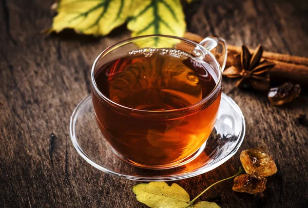 Jesień Gorąca Czarna Herbata Szklance Szklanki Stare Drewniane Tło Stołu — Zdjęcie stockowe