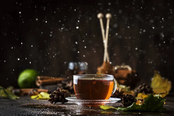 Thé Noir Chaud Automne Tasse Verre Vieux Fond Table Bois — Photo