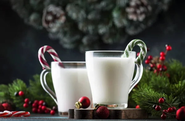 Ζεστό Χειμώνα Λευκό Ποτό Ζαχαρωτά Χριστούγεννα Πρωτοχρονιά Διακοσμητικά Σκούρο Φόντο — Φωτογραφία Αρχείου
