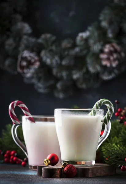 Bebida Blanca Caliente Invierno Con Palitos Caramelo Decoraciones Navidad Año — Foto de Stock