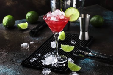 Karpuz cobbler, votka ile alkollü kokteyl, limon suyu, nane, kireç ve ezilmiş buz, metal bar araçları, koyu arka plan