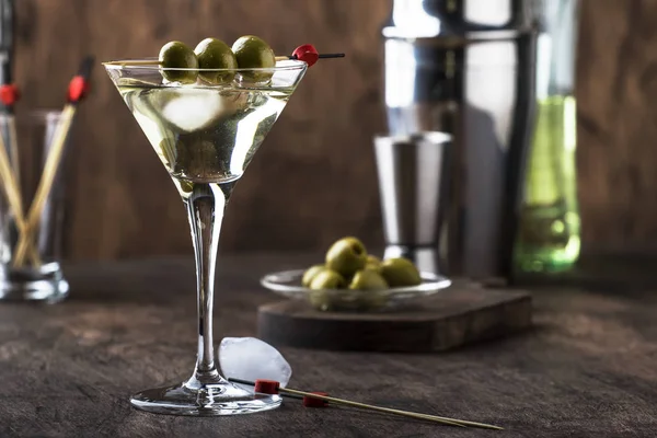 Martini Wodka Cocktail Mit Trockenem Wermut Wodka Und Grünen Oliven — Stockfoto