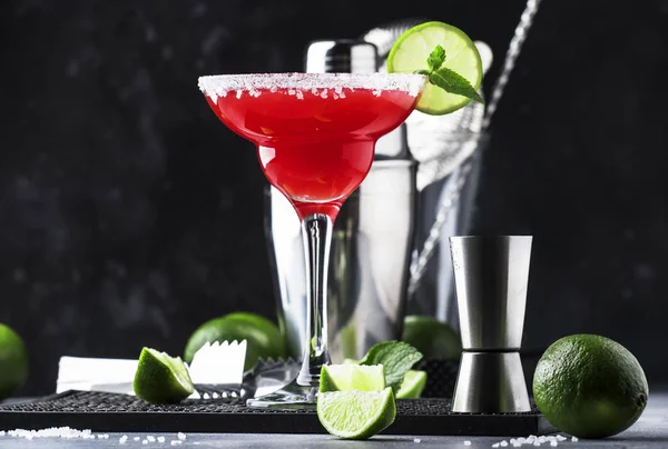 Vattenmelon Margarita Alkoholhaltiga Cocktail Med Silver Tequila Limesaft Mynta Vattenmelon — Stockfoto