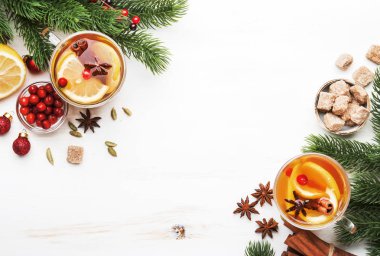 Noel veya Yeni Yıl akşamı için limon, kızılcık ve baharat ile Kış sıcak çay, beyaz arka plan, kopya alanı, üst görünümü