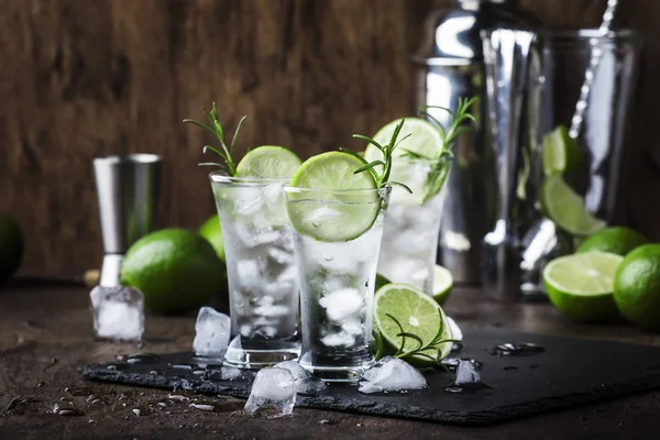 Klassieke Gin Tonic Cocktail Met Limoen Ijs Rozemarijn Vintage Bar — Stockfoto