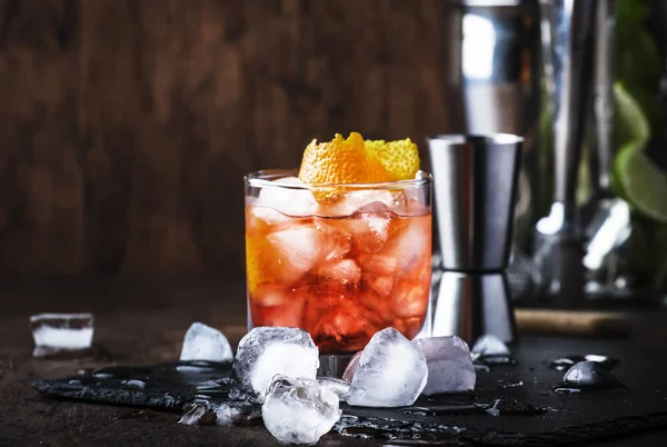 Rode Cocktail Met Droge Vermouth Bitter Soda Sinaasappelschil Ijs Houten — Stockfoto