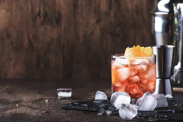 Cocktail Rosso Con Vermut Secco Amaro Soda Scorza Arancia Ghiaccio — Foto Stock