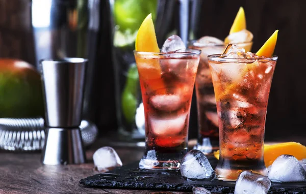 Coquetel Alcoólico Com Manga Cranberries Limão Gelo Picado Licor Fundo — Fotografia de Stock