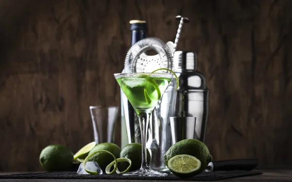 Grüner Alkoholischer Cocktailmönch Mit Trockenem Gin Wermut Likör Limettenschale Und — Stockfoto