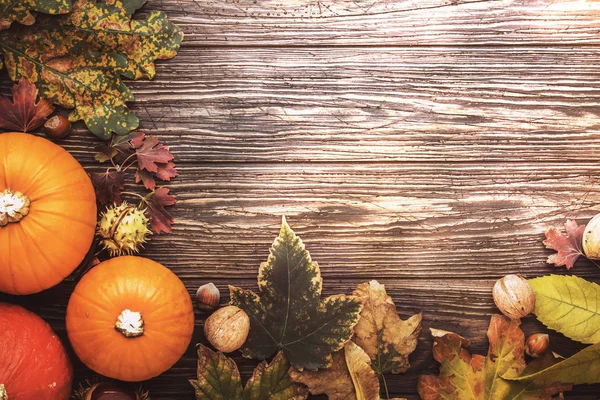 Herfst Voedsel Bovenaanzicht Thanksgiving Halloween Achtergrond Pompoenen Noten Gevallen Bladeren — Stockfoto