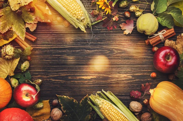 Herfst Voedsel Bovenaanzicht Thanksgiving Halloween Achtergrond Pompoenen Noten Gevallen Bladeren — Stockfoto