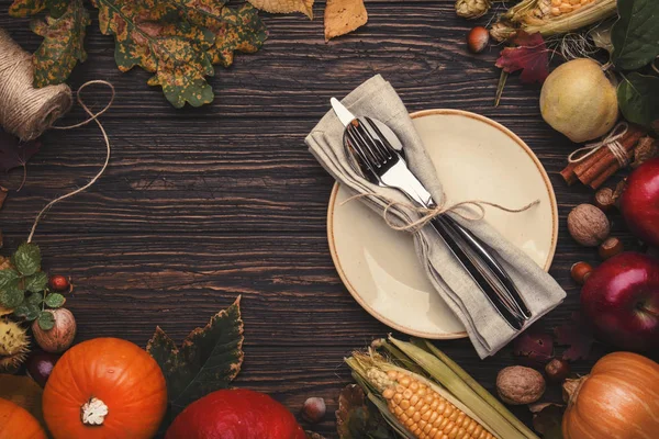 Thanksgiving Diner Plaats Instellen Herfst Fruit Pompoenen Noten Gevallen Bladeren — Stockfoto