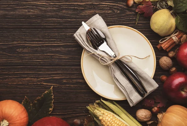 Thanksgiving Diner Plaats Instellen Herfst Fruit Pompoenen Noten Gevallen Bladeren — Stockfoto