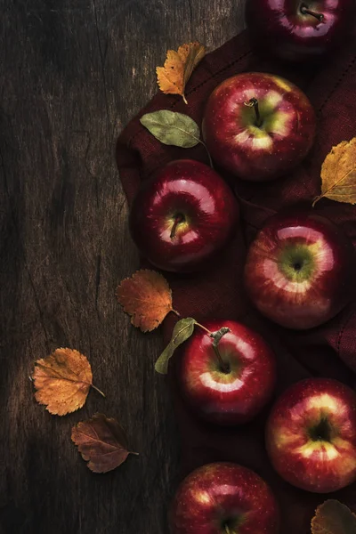 Fondo Alimentos Otoño Manzanas Maduras Con Hojas Caídas Sobre Una — Foto de Stock