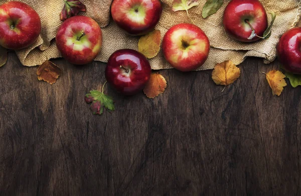 Herfst Voedsel Achtergrond Rijp Appels Met Noten Omgevallen Bladeren Kaneel — Stockfoto