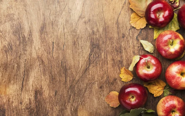 Fondo Alimentos Otoño Manzanas Maduras Con Nueces Hojas Caídas Canela — Foto de Stock