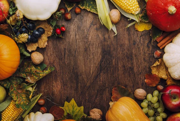 Herfst Voedsel Bovenaanzicht Thanksgiving Halloween Achtergrond Pompoenen Noten Gevallen Bladeren — Stockfoto