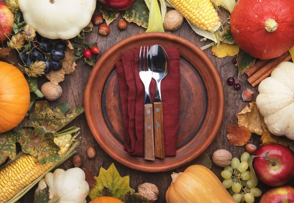 Thanksgiving Diner Plaats Instellen Herfst Fruit Pompoenen Noten Gevallen Bladeren — Stockfoto