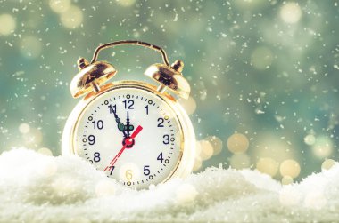 Noel ya da Yeni Yıl arkaplanında mavi arka planda kar yığınlarındaki altın alarmlı saat Noel 'den önceki son dakikaları gece yarısına kadar sayıyor.. 