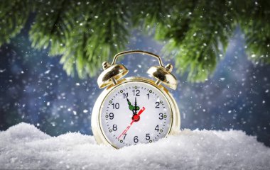 Noel ya da Yeni Yıl arkaplanında mavi arka planda kar yığınlarındaki altın alarmlı saat Noel 'den önceki son dakikaları gece yarısına kadar sayıyor.. 
