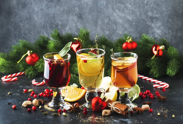 주전자와 그리고 음료수를 셨노라 뜨거운 음료와 칵테일 크리스마스나 이브에 향신료와 — 스톡 사진