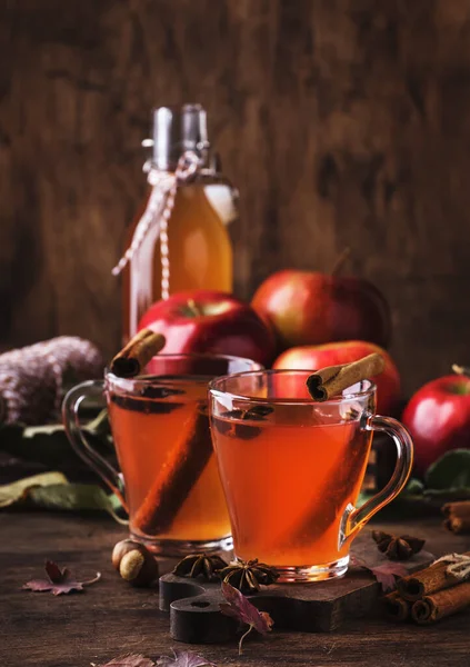 Cidra Maçã Quente Com Palitos Canela Cravo Anis Fundo Madeira — Fotografia de Stock