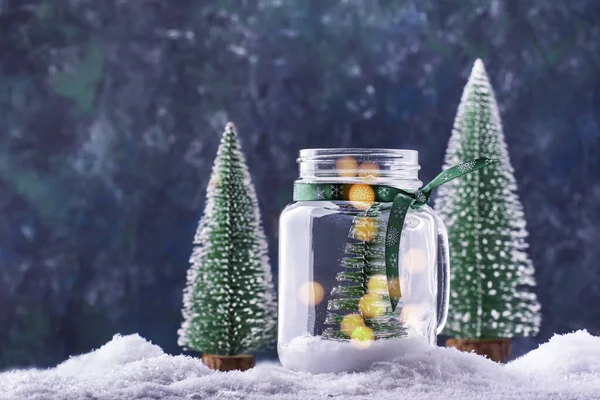 Μικρό Χριστουγεννιάτικο Δέντρο Ένα Γυάλινο Βάζο Νέο Έτος Χιονισμένο Φόντο — Φωτογραφία Αρχείου