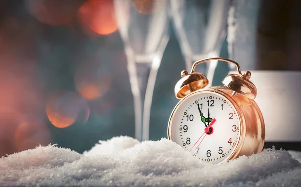 Fondo Navidad Año Nuevo Con Reloj Dorado Ventisqueros Botella Champán —  Fotos de Stock