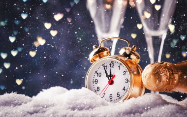 Yılbaşı ya da yeni yıl arkaplanı, kar yığınlarındaki altın saat, mavi arka planda şampanya şişesi ve şenlikli gözlük. Gece yarısından önceki son dakikaları sayıyorum..